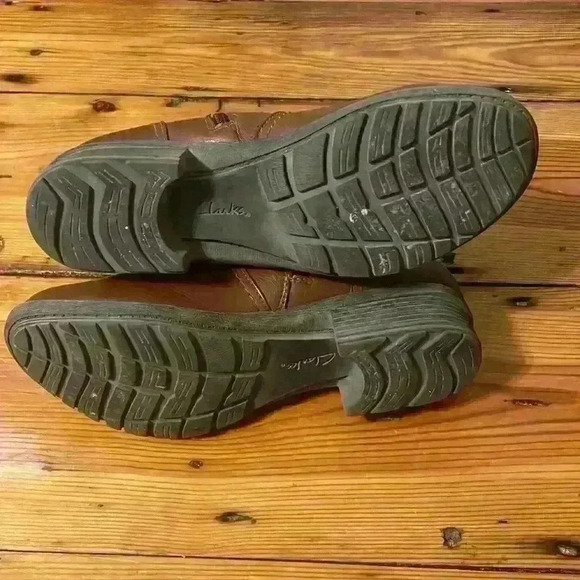 CLARKS Riddle Avant Tan Synthe/Brown Boots size 8.5 - Picture 4 of 10